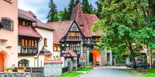 Taxa care poate apărea pe bonul de la restaurant în stațiunile din România. Este legal să o plătească turistul?