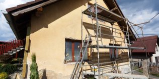 Poți fi obligat să-l lași pe vecin să intre în curtea ta pentru a-și repara casa? Când nu îi poți refuza accesul
