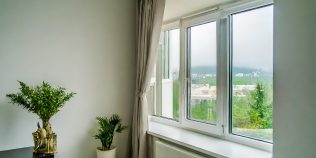 Geamul termopan lasă frigul să intre în casă? Testul simplu cu o foaie de hârtie care îți arată dacă fereastra nu mai etanșează bine