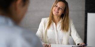 Doi angajați pe același post. Cum funcționează „job sharing” în România și de ce poate costa firma mai mult