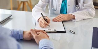 Câte zile de concediu medical poate da medicul de familie și câte poate da specialistul. Regulile din 2026
