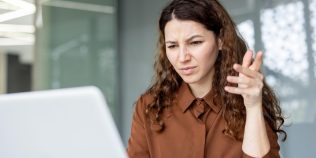 De ce a devenit tot mai dificil să te angajezi în România. O tânără a trimis peste 200 de CV-uri în patru luni