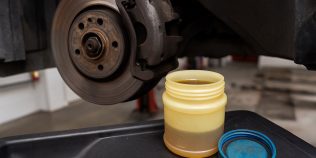 Lichid de frână contaminat cu apă: cum scade punctul de fierbere și când pedala devine nesigură