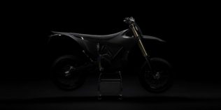 Motocicleta electrică de numai 123 kg și peste 80 CP vine într-o serie de 500 de exemplare. Titanul face diferența la Stark VARG SM Sköll