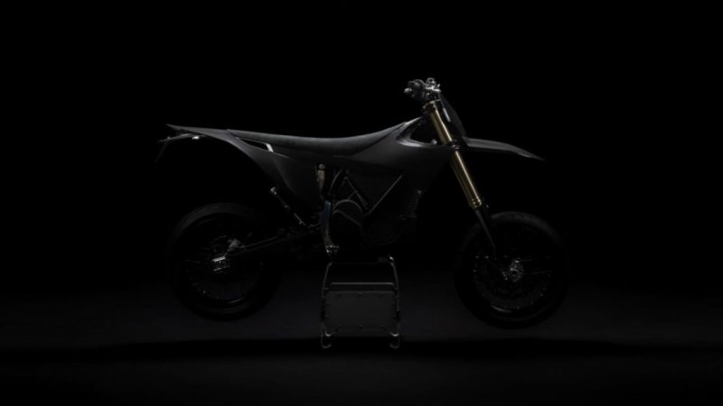 Motocicleta electrică de numai 123 kg și peste 80 CP vine într-o serie de 500 de exemplare. Titanul face diferența la Stark VARG SM Sköll