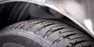 Anvelope uzate în formă de dinți de fierăstrău: geometrie, amortizoare sau lipsa rotației periodice
