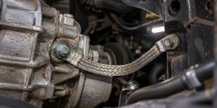 Demaror care funcționează intermitent din cauza masei motorului: semnele unui cablu oxidat