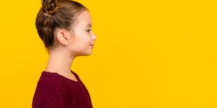 Mai mult decât o schimbare de aspect: care este vârsta ideală pentru corectarea urechilor cu aspect inestetic la copii?