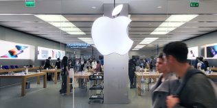 Apple înăsprește regulile pentru aplicațiile care „dezbracă” oameni cu AI. Trucul prin care unele ajungeau pe iPhone