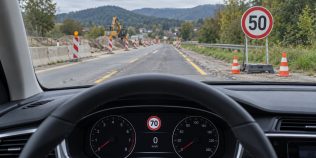 Asistență de bandă dereglată după geometrie: când trebuie verificat unghiul volanului