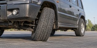 Transmisie 4×4 tensionată pe asfalt: de ce apar sărituri, zgomote și uzură în viraje