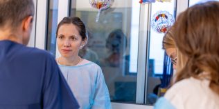 Mirabela Grădinaru, în secțiile de Neonatologie de la Filantropia și Marie Curie. Investițiile majore făcute pentru nou-născuții în stare critică