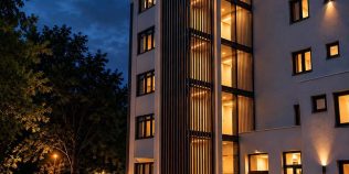 Unde se montează primul lift exterior la un bloc vechi și  cine suportă costurile după instalare. Cum se pot înscrie românii în programul „Lift pentru viață”