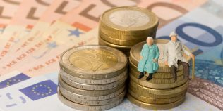 Ai lucrat 15 ani în România și 20 în străinătate. Cine îți plătește pensia și cum se împart anii
