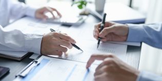 Ai primit o donație de la părinți? Clauza din contract care contează la moștenire și ce pot cere ceilalți frați