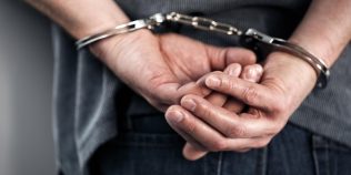 Arest preventiv după agresarea unui profesor în timpul orei, la Timișoara. Fapta „deosebit de gravă” s-a petrecut în fața elevilor.