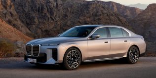 BMW transformă noul i7 într-o limuzină pentru VIP-uri. Cinema 8K pe banchetă, peste 720 km autonomie și un program special pentru șoferi