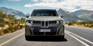 Noul BMW iX5 a fost surprins pe șosea înainte de lansare. SUV-ul electric cu 850 km autonomie și faruri spectaculoase vine și în România