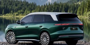 BYD transformă bordul unui SUV electric într-un cinematograf digital. Două ecrane uriașe și încărcare de la 10% la 70% în 5 minute