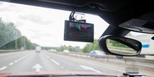 Camera de bord filmează un șofer care face o depășire periculoasă. Poate primi amendă doar pe baza filmării tale?
