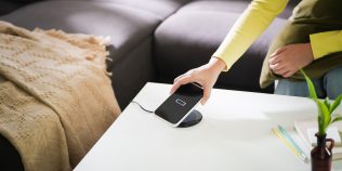 Cât curent consumă, de fapt, încărcătorul lăsat permanent în priză. Calculul pe un an