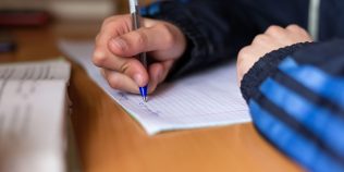 Cât de mult contează familia în rezultatele unui elev. Ce înseamnă un decalaj de 122 de puncte PISA în România
