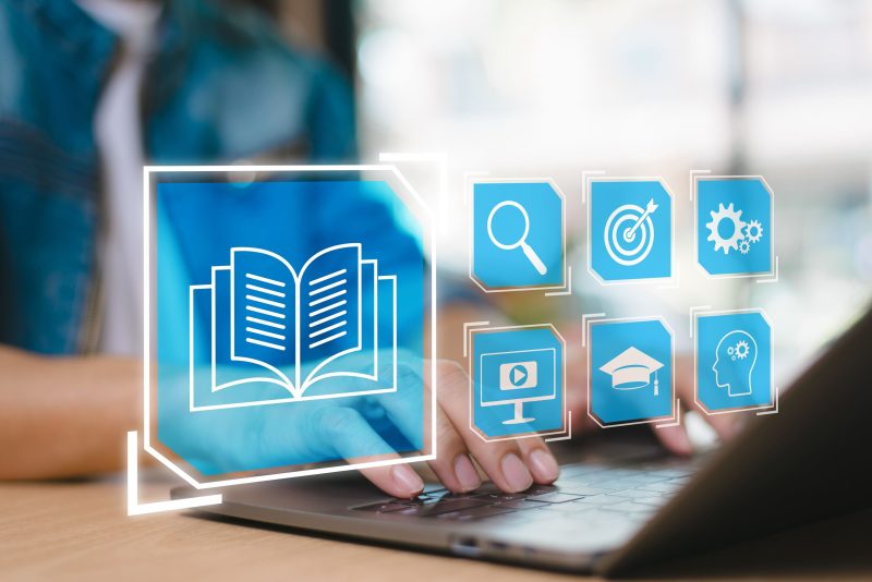 Catalog electronic, examene digitale și inteligență artificială în școli. Lista tuturor schimbărilor promise de Guvern până în 2029