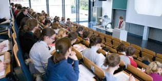 Ce facultate mai merită făcută în România. Domeniile spre care se uită tinerii pentru a avea un job bine plătit
