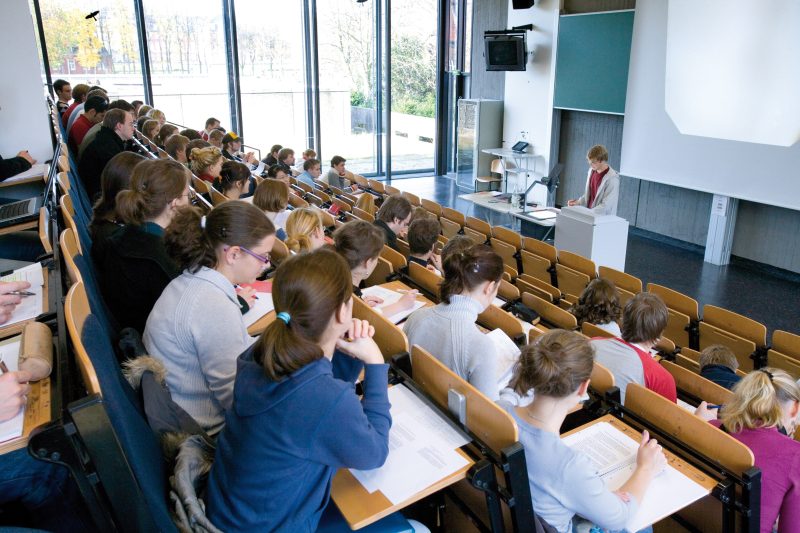 Ce facultate mai merită făcută în România. Domeniile spre care se uită tinerii pentru a avea un job bine plătit