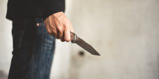 Ce riscă elevul din Bistrița care a rănit cu un cuțit o profesoară și un coleg. La ce vârstă răspund penal minorii