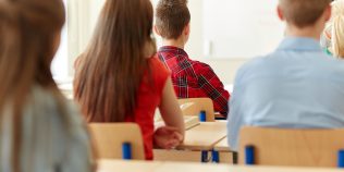 Ce se întâmplă dacă un elev lipsește chiar înainte sau după vacanță. Când poate școala să ceară justificarea absențelor