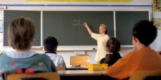 Criză de profesori calificați în școlile din București. La ce materii se găsesc tot mai greu cadre didactice