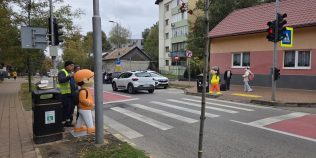 Cum arată „copiii” falși care apar lângă trecerile de pietoni din Suceava. Primăria montează manechine în apropierea școlilor