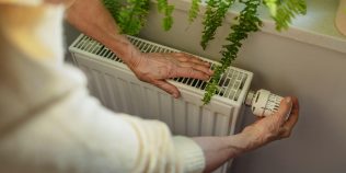 Cum păstrezi căldura în casă după ce se oprește centrala. Trucuri simple pentru apartamentele de bloc