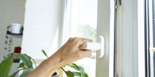 Cum să aerisești casa iarna fără să pierzi căldura. Greșeala care face centrala să muncească inutil