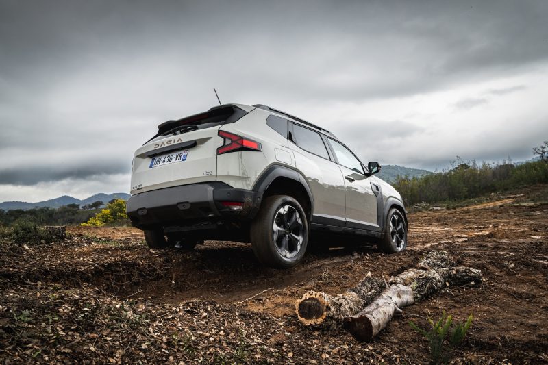 Dacia Duster cu roată de rezervă diferită: când o poți folosi fără să afectezi transmisia 4×4