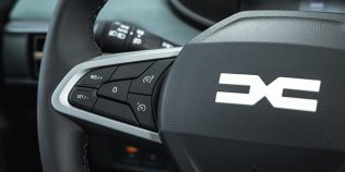Dacia Sandero cu limitator de viteză: funcție utilă în oraș sau dotare pe care o uiți repede