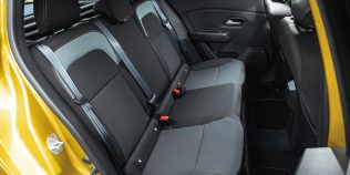 Dacia Logan cu centuri care se retrag lent: murdărie, mecanism uzat sau reparație după accident