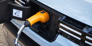 Dacia Spring și încărcarea dintr-o priză obișnuită: ce trebuie verificat la instalația casei