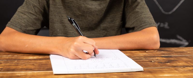 De ce elevii români obțin rezultate slabe la PISA. Factorii care îi dezavantajează pe copiii din România, conform unui profesor