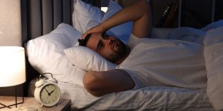 De ce te trezești aproape în fiecare noapte la aceeași oră. Ce se întâmplă, de fapt, în organism