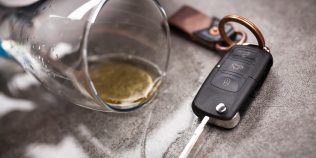 După câte ore de la ultimul pahar te poți urca la volan. Cât timp rămâne alcoolul în sânge și în aerul expirat