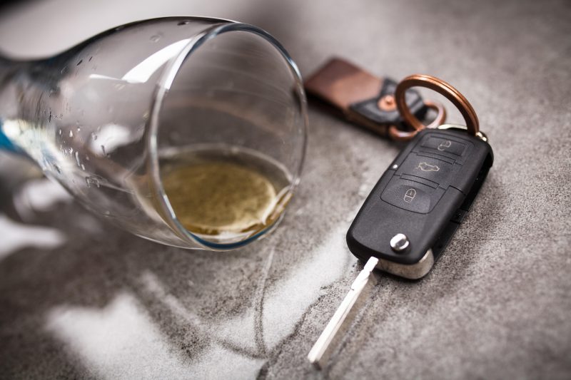 După câte ore de la ultimul pahar te poți urca la volan. Cât timp rămâne alcoolul în sânge și în aerul expirat