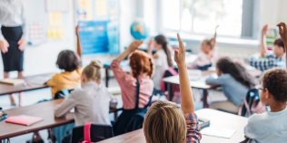 Elevii din România sunt invitați să vină cu soluții pentru comunitățile lor. Calendarul concursului „Lider European”