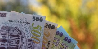 Elevii primesc două luni de bursă odată. Câți bani intră pe card pe 20 noiembrie și cine poate primi o sumă mai mică