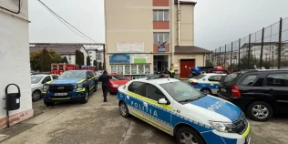Elevul care a atacat o profesoară și doi copii la Bistrița, supravegheat electronic. Opt ordine de protecție emise de instanță