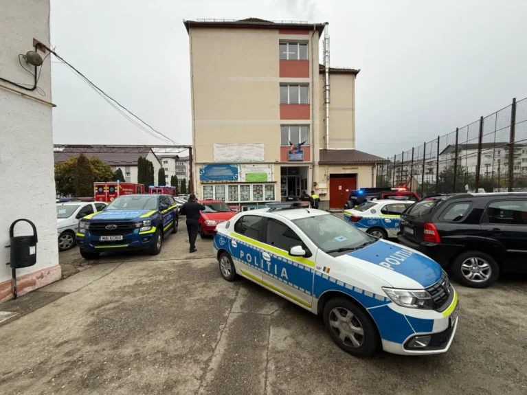 Elevul care a atacat o profesoară și doi copii la Bistrița, supravegheat electronic. Opt ordine de protecție emise de instanță