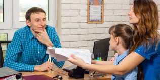 Elevul primește o notă mică și părintele nu este de acord. Poate cere recorectarea lucrării? Procedura pe care puțini o cunosc