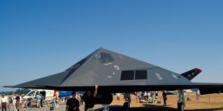 F-117A Nighthawk, avionul invizibil care a luptat în patru războaie, ajunge la muzeu