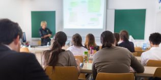 Facultate imediat după BAC sau câțiva ani de muncă? Discuția care a împărțit românii: „Diploma nu garantează competența”